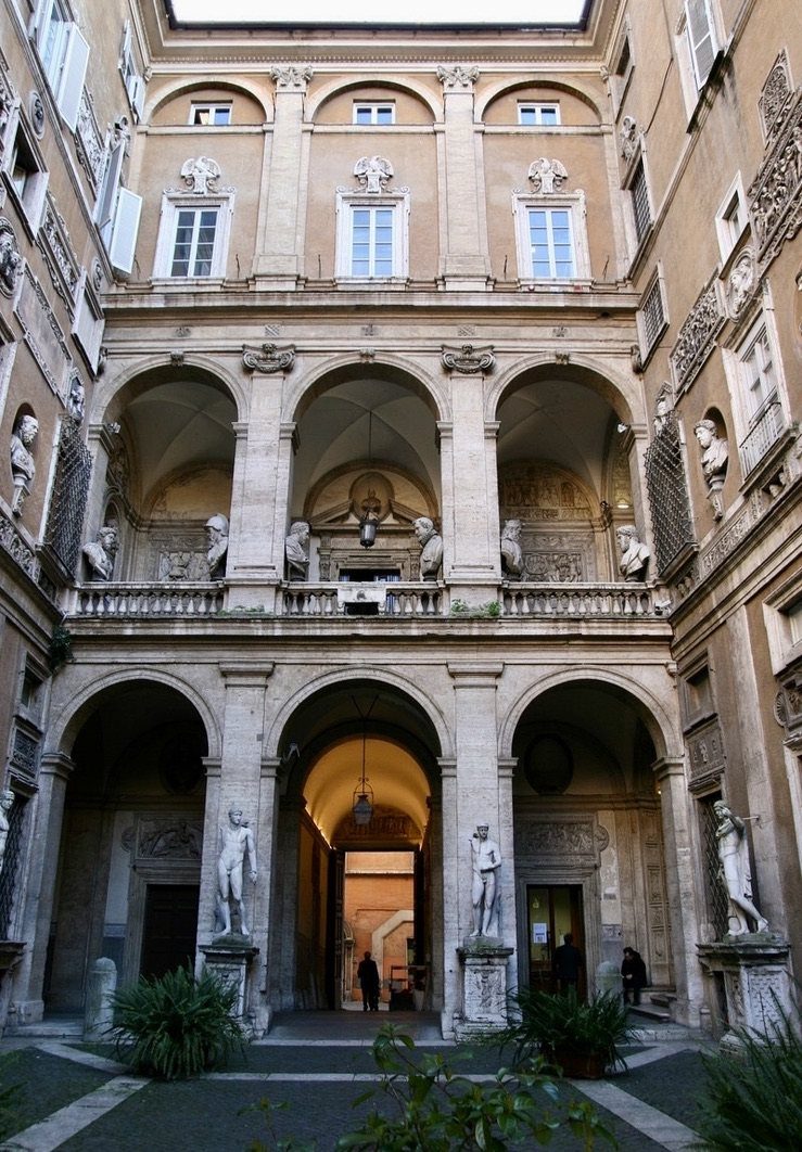The arcaded courtyard of Palazzo Mattei di Giove (Palazzo Caetani), with classical statues between the arches