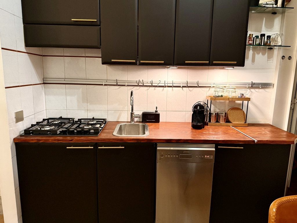 The kitchenette, with gas hob, sink, dishwasher and coffee machine