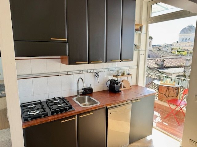 The kitchenette, with the balcony, the rooftops and the dome of the Great Synagogue beyond